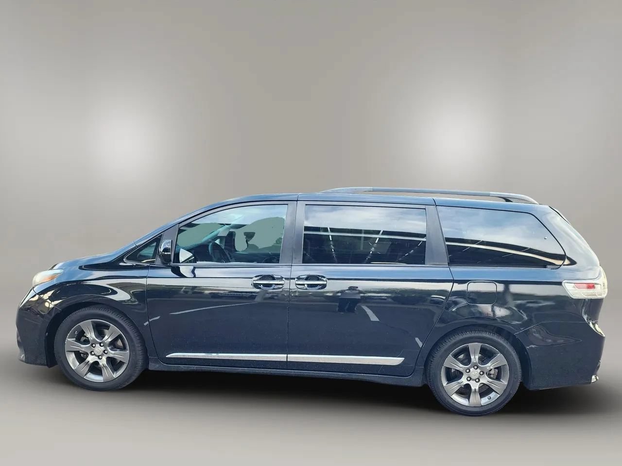 Used 2016 Toyota Sienna SE Premium FWD image 8