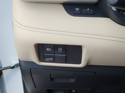 Used 2024 Toyota Highlander XLE FWD image 16