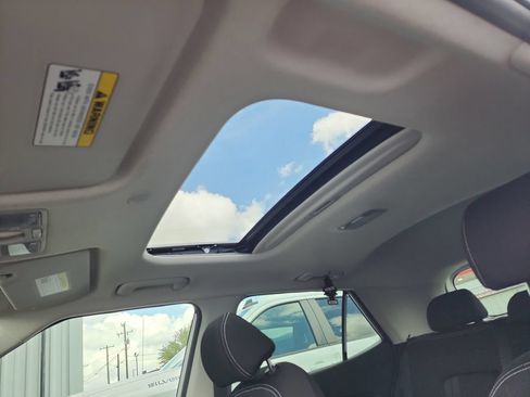 Used 2024 Hyundai Venue SEL FWD image 34
