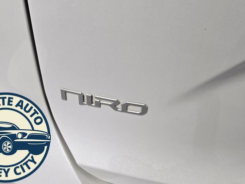 Used 2023 Kia Niro SX image 29