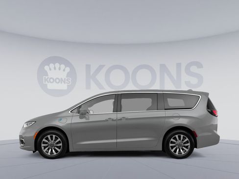 Used 2023 Chrysler Pacifica Touring-L w/ S Appearance Package FWD image 2