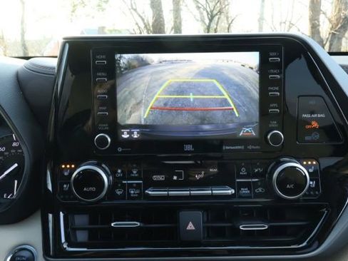 Used 2020 Toyota Highlander Limited image 24