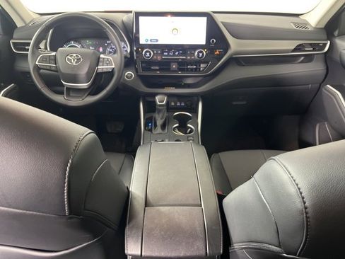Used 2025 Toyota Highlander XLE image 6
