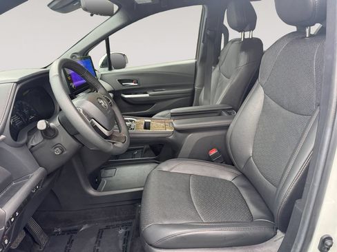 Used 2025 Toyota Sienna Limited AWD/4WD image 9