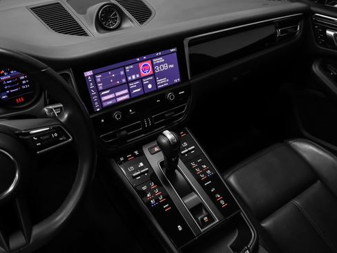 Certified 2022 Porsche Macan AWD/4WD image 32