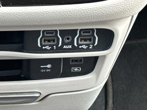 Used 2022 Chrysler Pacifica Touring-L AWD/4WD image 18
