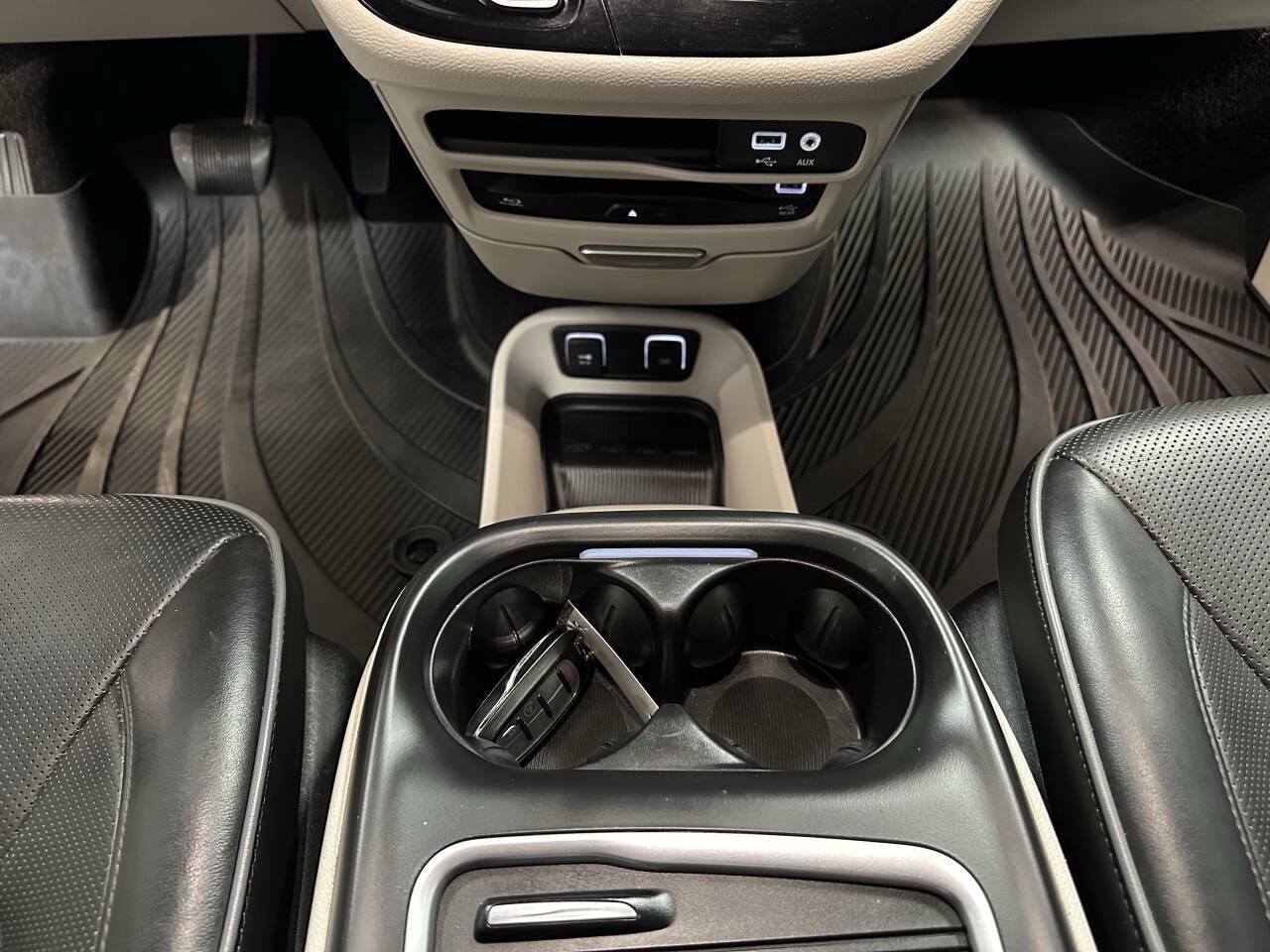 Used 2018 Chrysler Pacifica Limited w/ Tire & Wheel Group FWD image 20