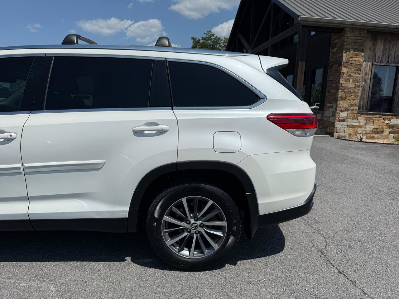 Used 2019 Toyota Highlander XLE AWD/4WD image 40