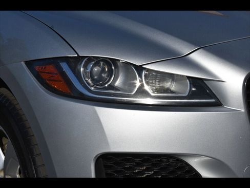 Used 2019 Jaguar F-PACE Premium image 44