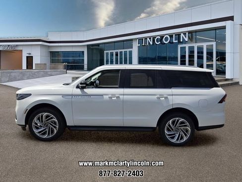 New 2027 Lincoln Navigator Premiere RWD image 2