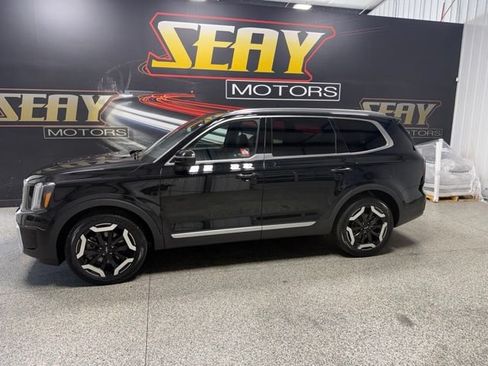 Used 2023 Kia Telluride EX w/ EX Captain's Chair Package AWD/4WD image 3