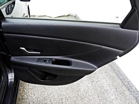 Used 2021 Hyundai Elantra SE image 12