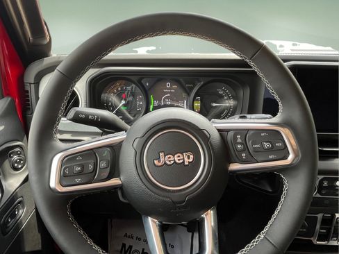 Used 2025 Jeep Wrangler Unlimited Sahara AWD/4WD image 15