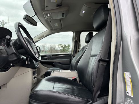 Used 2016 Chrysler Town & Country Touring image 11