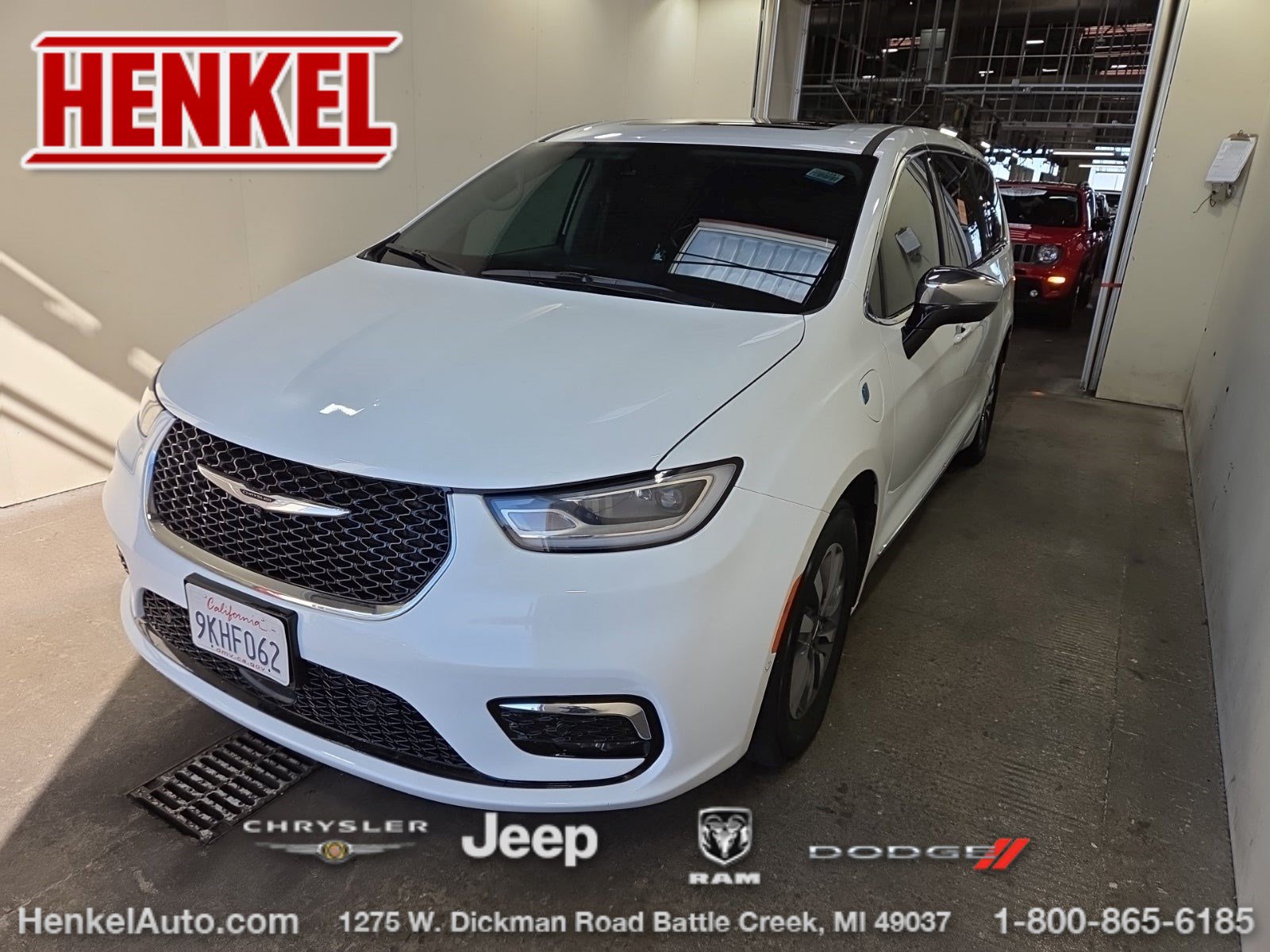 Used 2023 Chrysler Pacifica Limited w/ Uconnect Theater Family Group FWD image 1