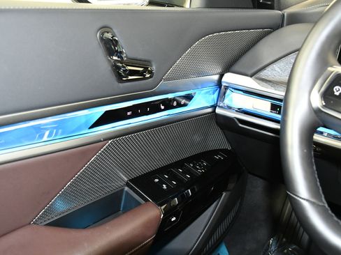 Used 2025 BMW 740i xDrive image 32