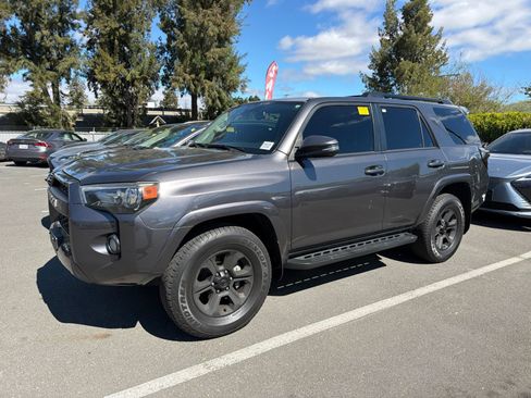Used 2018 Toyota 4Runner SR5 Premium AWD/4WD image 4
