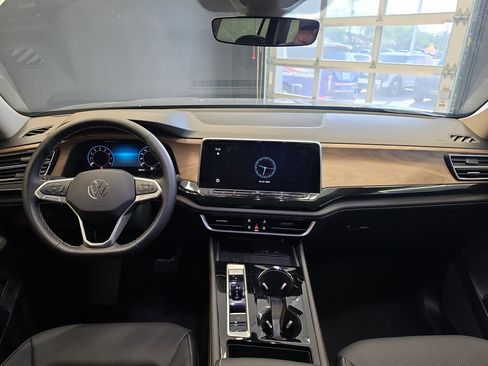 Used 2025 Volkswagen Atlas SE FWD image 17