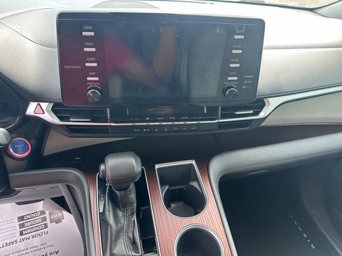 Used 2021 Toyota Sienna LE FWD image 16