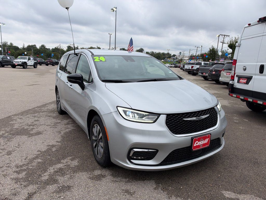 Used 2024 Chrysler Pacifica Limited FWD image 5