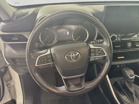 Used 2023 Toyota Highlander XLE AWD/4WD image 12
