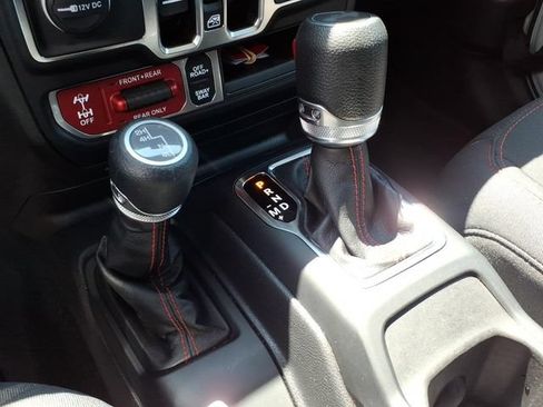 Used 2023 Jeep Wrangler Unlimited Rubicon w/ Cold Weather Group AWD/4WD image 17