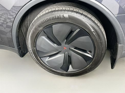 Used 2026 Tesla Model Y 2WD image 11