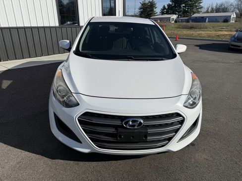 Used 2017 Hyundai Elantra GT image 3