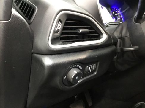 Used 2025 Chrysler Pacifica Select FWD image 9