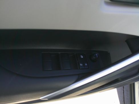 Used 2025 Toyota Corolla Cross L image 18