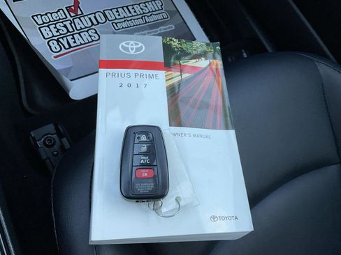 Used 2017 Toyota Prius Prime Premium image 22