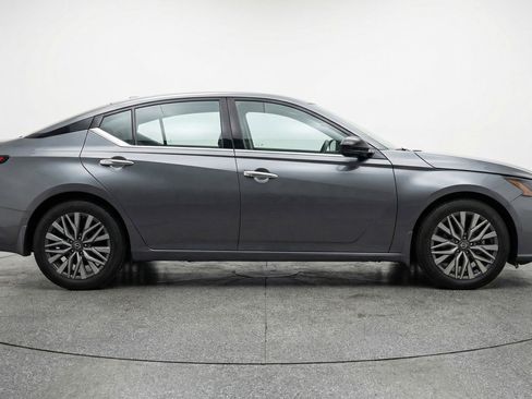 Used 2025 Nissan Altima 2.5 SV image 11