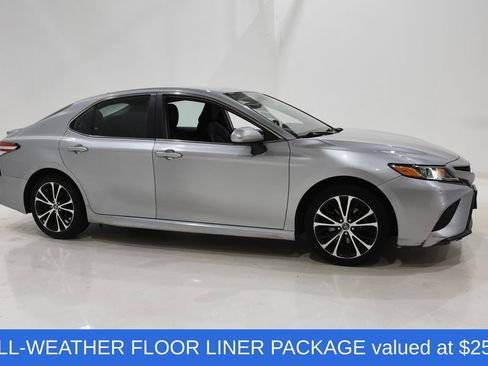 Used 2020 Toyota Camry SE FWD image 3
