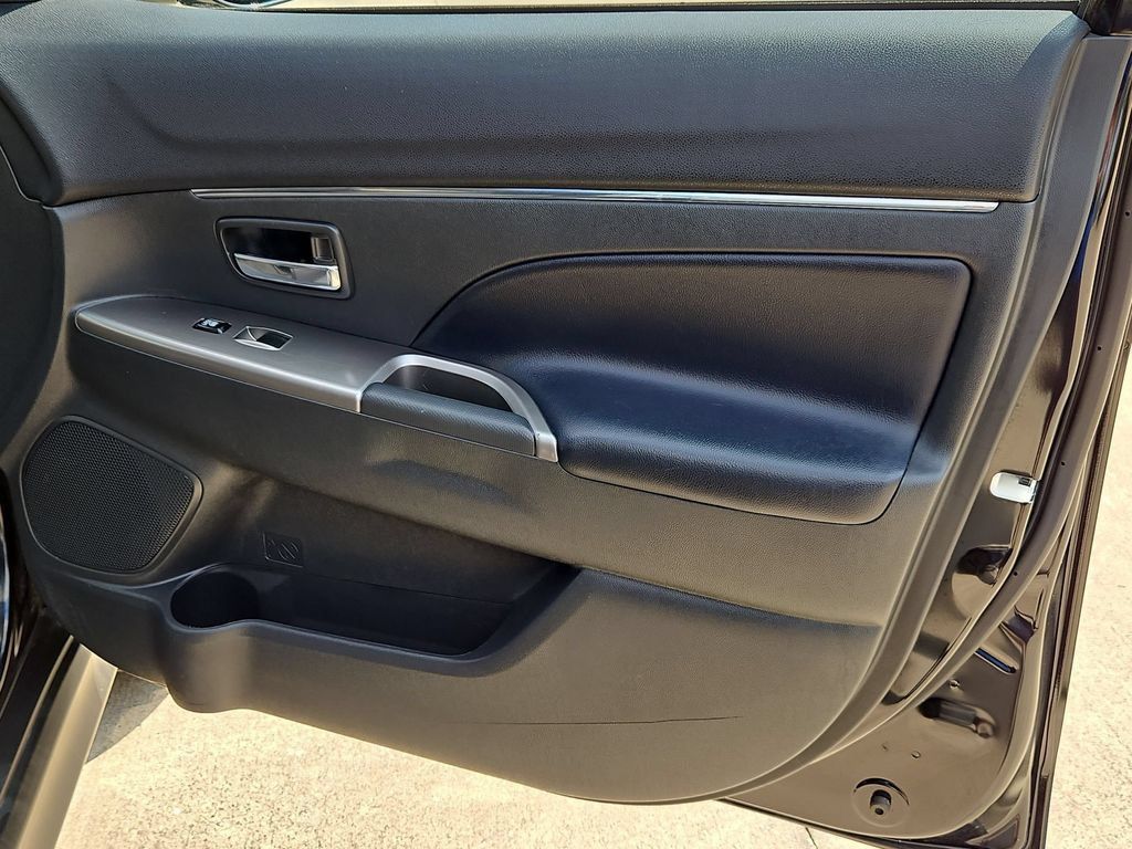 Used 2025 Mitsubishi Outlander Sport SE AWD/4WD image 33