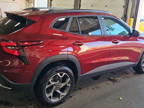 Used 2025 Chevrolet Trax LT w/ LT Convenience Package FWD image 3