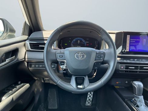Used 2025 Toyota Camry SE FWD image 11
