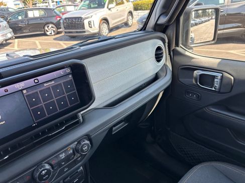 Used 2025 Jeep Wrangler Unlimited Sahara AWD/4WD image 35