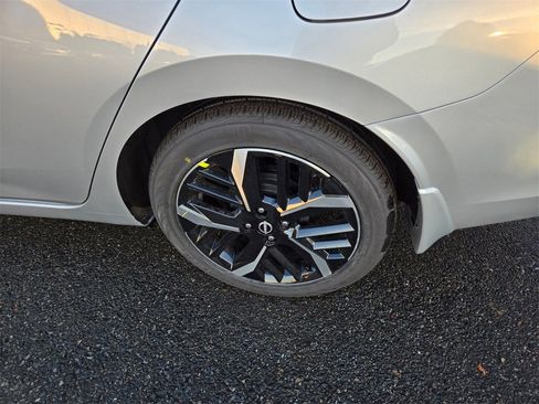 New 2025 Nissan Versa SR w/ Trunk Package image 5