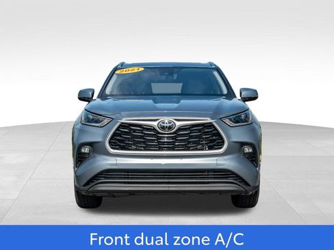 Used 2021 Toyota Highlander XLE AWD/4WD image 2