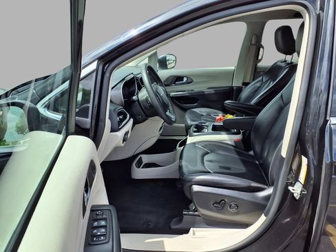 Used 2023 Chrysler Pacifica Touring-L FWD image 22