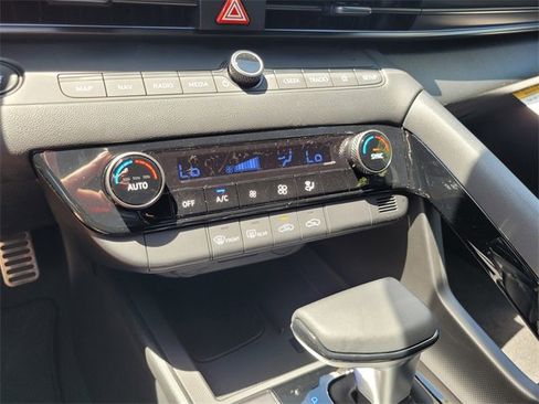 New 2025 Hyundai Elantra SEL image 17