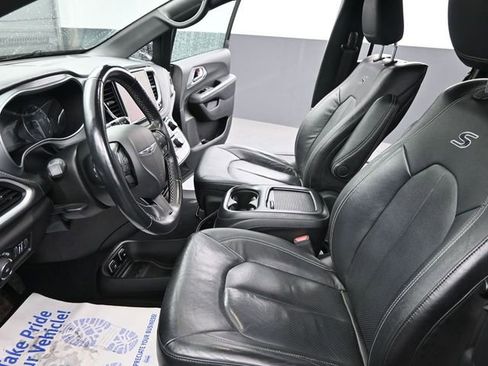 Used 2021 Chrysler Pacifica Touring-L w/ Uconnect Theater Family Group image 10