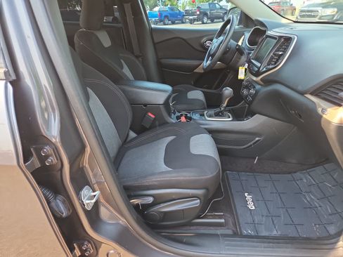 Used 2018 Jeep Cherokee Latitude FWD image 22