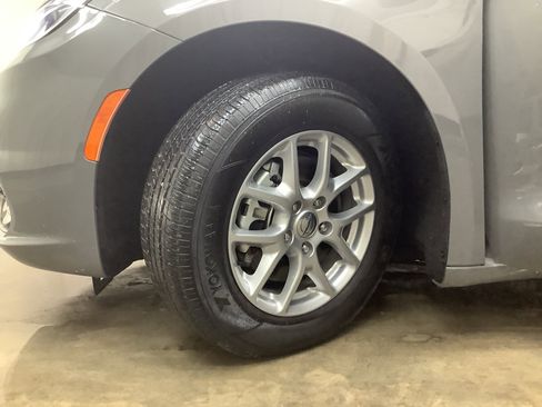 Used 2023 Chrysler Pacifica Touring-L image 24