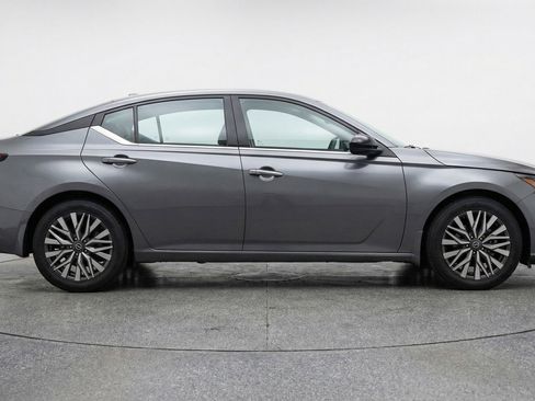 Used 2025 Nissan Altima 2.5 SV image 11