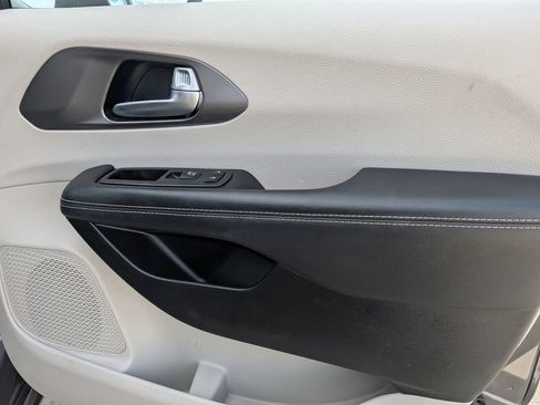 Used 2023 Chrysler Pacifica Touring-L image 35