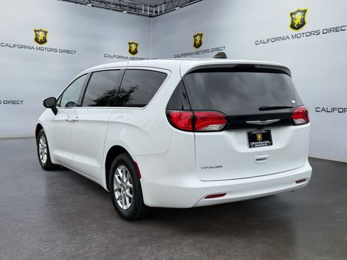 Used 2023 Chrysler Voyager LX FWD image 4