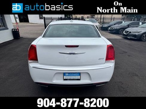 Used 2021 Chrysler 300 Touring w/ Chrome Appearance Package RWD image 4