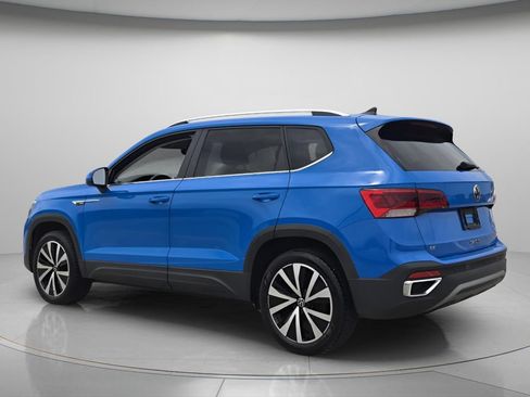 Used 2023 Volkswagen Taos SE w/ Panoramic Sunroof Package FWD image 8