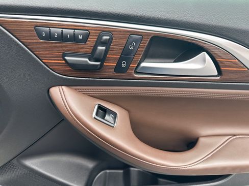 Used 2018 INFINITI QX30 AWD w/ Cafe Teak Theme Package image 14